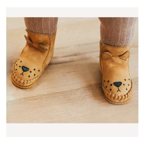 DONSJË‎ AMSTERDAM Kapi Classic Booties | Lion | Caramel Nubuck 0-6mos NWT - Picture 1 of 7